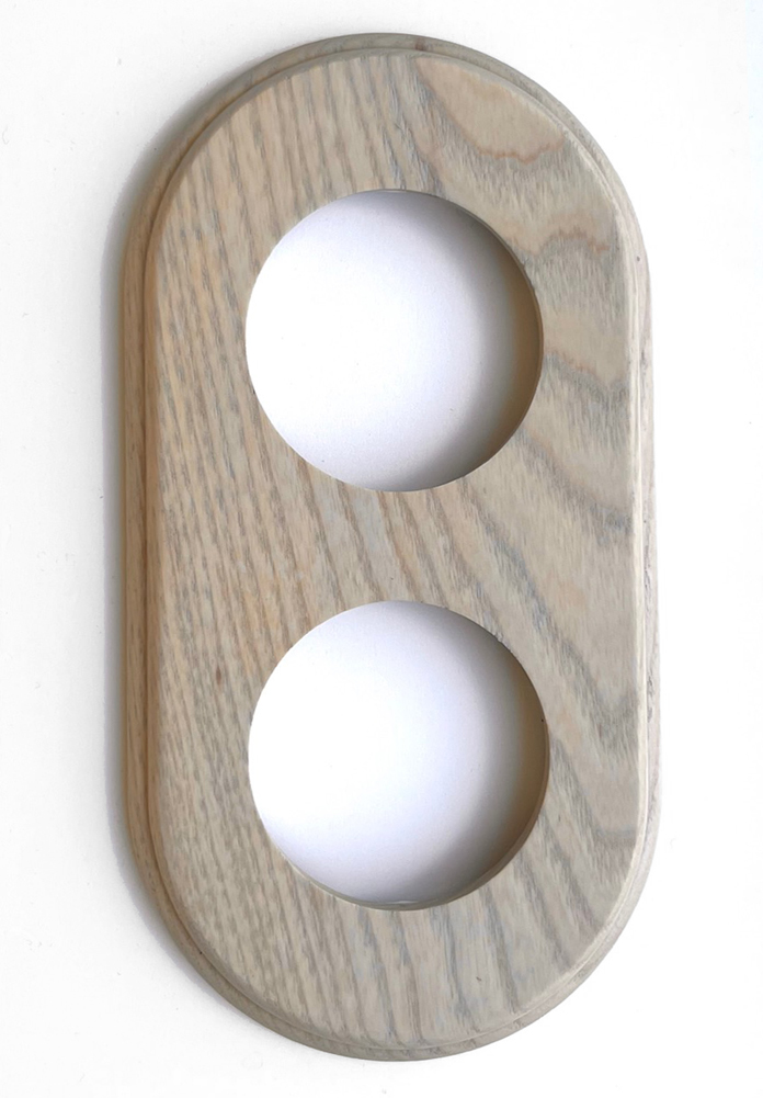 Cadre en bois avec 2 découpes rondes. En bois clair gris tourterelle.